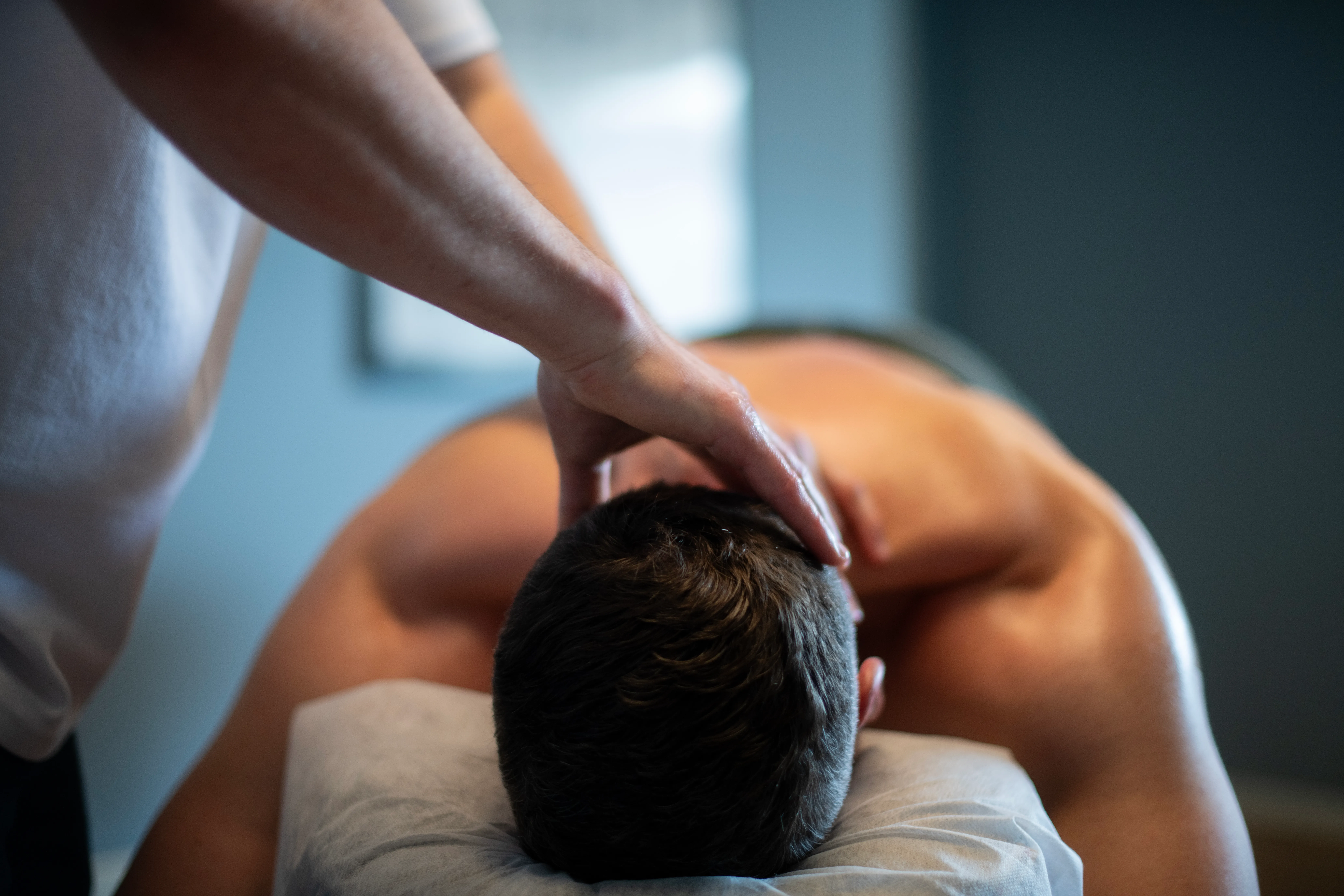 Naprapat behandler nakke og hode for å lindre hodepine ved Skien Muskel og Leddklinikk