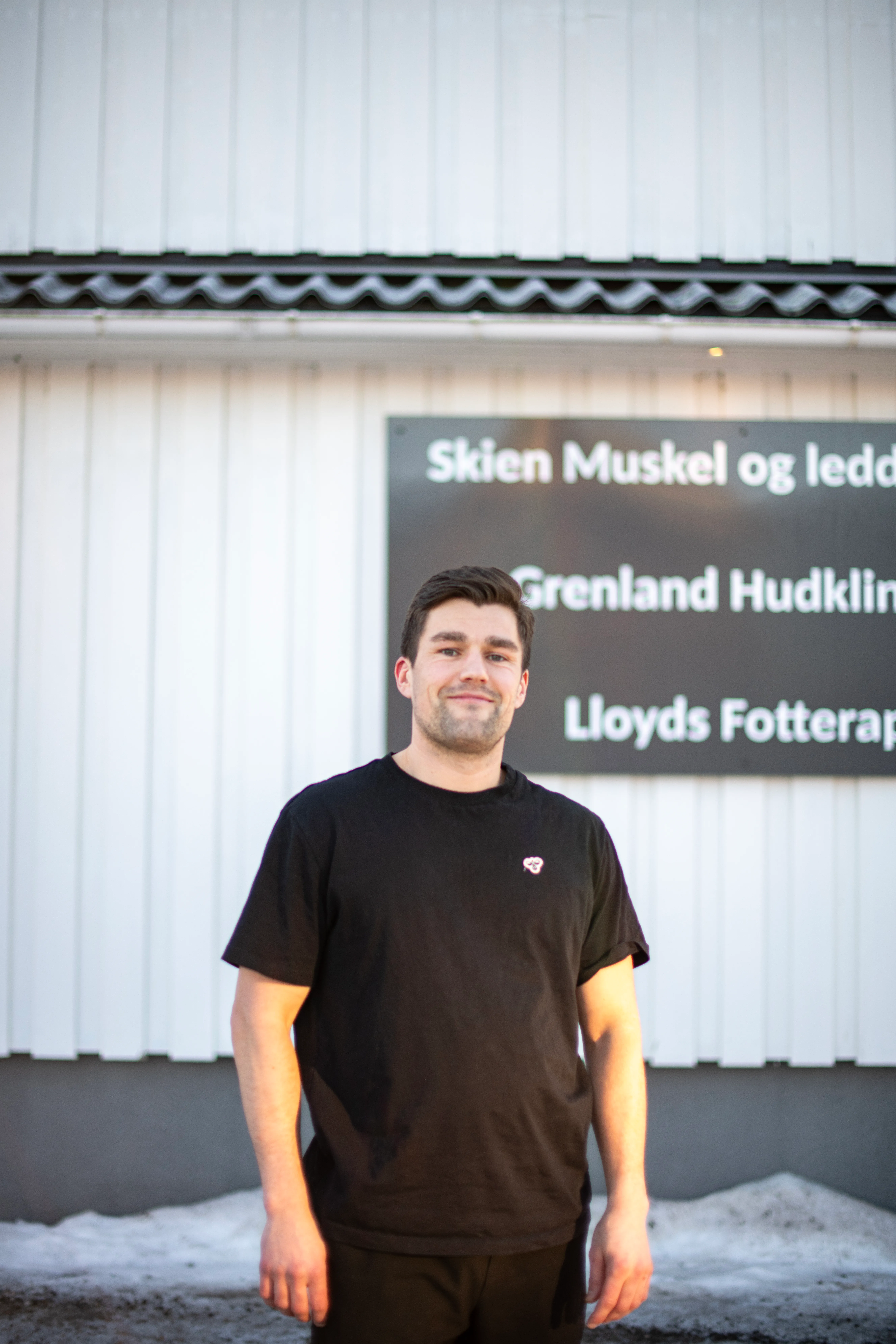 Naprapat Torodd Skonseng Høiås utenfor Skien Muskel og Leddklinikk i P.A. Munchs gate Nord 53